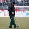 v.li.: Platzwart Christian Berger, Einzelbild, Platzpflege, Fussball, 3. Liga, FC Würzburger Kickers - VfR Aalen, [