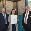Handwerkspräsident Hans Peter Wollseifer (links) und Heinrich Abletshauser, Präsident des Bundesverbandes Rollladen + Sonnenschutz, würdigten die Arbeit von Julia Weber vom gleichnamigen Rolladen-Fachbetrieb in Nordheim für ihre herausragende Qualifikation.