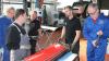 Die ausgebaute Fahrertür des BMW Z 1 von Helmut Wächter liegt auf dem Tisch. Experte Matthias Urban (2. von links) erklärt dem Präsidenten des Z 1-Clubs, Rob Vos, und dem Werkstattinhaber Stefan Perner (von rechts) die nächsten Schritte.