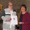 Pastoralreferentin Gabriele Michelfeit überreichte Maria Konrad (rechts) Urkunde und Ehrennadel des Bistums Würzburg.