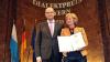 Heimatminister Albert Füracker zeichnete „Cilli” Pigor mit dem Dialektpreis Bayern 2018 für die Sprachregion Unterfranken aus. Den Preis nahm stellvertretend ihre Tochter Gertrud (Foto) entgegen.