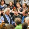 Mittendrin: Pantomime Samy Molcho erklärte den Zuhörern im Hörsaal der Fachhochschule, was Körperspreche für den Berufsalltag und die Persönlichkeit bringt.