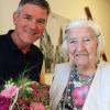 Annemarie Bahlke aus Volkach feierte am Montag ihren 85. Geburtstag. Bürgermeister Peter Kornell (links) überreichte einen Blumenstrauß.