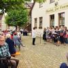 Heimatlich-volkstümliche Klänge können kaum an einem schöneren Platz erklingen als vor dem Gasthof „Zur Henne“ in Behrungen. Auf dem Bild sind die Behrunger von der Chorgemeinschaft Bahragrund zu sehen, die den Auftakt zum jüngsten Maisingen gaben.