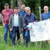 Privatwaldbesitzer und Vertreter der Gemeinde Leinach suchten den Erfahrungsaustausch im benachbarten Greußenheim mit den Verantwortlichen der dortigen Waldflurbereinigung, Siebener-Obmann Rudi Dürr (links) und Vorstandsmitglieder der Teilnehmergemeinschaft Karl Lother (rechts).