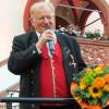 Ernst Oestreicher bei der Serenade mit dem Symphonischen Blasorchester am Pfingstsonntag auf dem Volkacher Marktplatz.