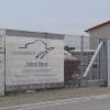 Auch in Gewerbegebieten müssen für Werbebanner an Zäunen Baugenehmigungen eingeholt werden, zumal wenn es sich um Werbung für Firmen handelt, die sich selbst nicht auf dem entsprechenden Gelände befinden. Im vorliegenden Fall hatte der Zeiler Bauausschuss nichts gegen die Werbung einzuwenden. Die Entscheidung muss aber das Landratsamt treffen.
