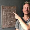 „K“ wie Kaiser – und wie geht's weiter? Julian Kaiser mit seiner bemerkenswerten Namenstafel in der Mittleren Schlossgasse.