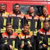 (ppe)   Mit einer technisch fehlerfreien Prüfung hat die Feuerwehr Ingolstadt unter den prüfenden Augen des Kreisbrandinspektors Heiko Drexel eine Leistungsprüfung im Löschangriff abgelegt, so die Mitteilung der Wehr. Weitere Schiedsrichter waren die Kreisbrandmeister Jürgen Fuß und Philipp Renninger. Innerhalb von 190 Sekunden musste ein Löschangriff mit drei Strahlrohren einschließlich dem Herstellen der Wasserversorgung und Absicherung der Einsatzstelle aufgebaut und die Löschaufträge abgearbeitet werden. Danach galt es innerhalb von 100 Sekunden vier Saugleitungen zu kuppeln und mit Leinen zu sichern. Alle Aufgaben wurden innerhalb der vorgegebenen Zeit abgearbeitet und technisch fehlerfrei ausgeführt. Im Ergebnis gab es für die neun Teilnehmer sechs Auszeichnungen der Stufe 1, einmal das Abzeichen Gold, einmal Gold-Grün und einmal die Höchststufe in Gold-Rot. Der Kreisbrandinspektor gratulierte den Teilnehmern zur bestandenen Prüfung und lobte die Teilnahme der jungen Nachwuchskräfte in der kleinsten Feuerwehr der Marktgemeinde Giebelstadt. Auf dem Foto (hinten von links): Wolfgang Schröder, Sven Schröder, Markus Karl (Stufe Gold); Andreas Schäffner (Stufe Gold-Grün); Michael Schäffner (Stufe Gold-Rot); Marion Fries, Jürgen Fuß, Phillip Renninger und Heiko Drexel; (vorne von links): Jens Schröder, Kai Schröder und Simon Schmitt.