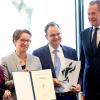 Die Eltern der getöteten Freiburger Studentin Maria, Friederike und Clemens Ladenburger, halten den Bürgerpreis der deutschen Zeitungen in den Händen. Links Elke Büdenbender, Frau des Bundespräsidenten, die die Laudatio hielt, rechts  Mathias Döpfner, Präsident des BDZV. 