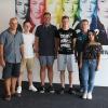 Voll motiviert ins Finale: Mit Schauspielcoach Markus Menzel (ganz links) und Lehrer Wolfgang Rücker (fünfter von links) arbeiten die Schüler Julian Stöcker, Phillipp Zillmer, Marcel Stenzel und Vivien Lindner an ihrer Präsentation.
