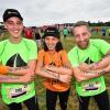 (steve)   Knapp 50 Mitarbeiter der HEM Tankstellen bewiesen beim Fishermans Friend StrongmanRun im schleswig-holsteinischen Wacken Stärke und erreichten als größtes teilnehmendes Team gemeinsam das Ziel. Mittendrin kämpften die Kreuzwertheimer Reik, Michelle und Marvin Patzelt mit 3000 weiteren Läufern und erreichten das Ziel nach zehn Kilometern. Bereits zum dritten Mal rockten sich wilde Horden durch Schaumbecken und über fiese Kletternetze, heißt es in einer Pressemitteilung. Der Hindernislauf zeigte erneut, dass Teamgeist und eine große Portion Spaß den Fishermans Friend StrongmanRun auszeichnen und sorgte dabei für ganz besondere Momente: Das Team der Kreuzwertheimer HEM Tankstelle behauptete sich laut Mitteilung mit Kollegen aus ganz Deutschland und überzeugte dabei mit sportlichem Ehrgeiz und vor allem mit viel „Wir-Gefühl“: Sie kletterten über Übersee-Container von schwindelerregender Höhe, steile Holzkonstruktionen, wackelige Netze, Strohballen und schier endlose Autoreifenwüsten. „Es war ein toller Wettkampf, für den ich mit meinen beiden Kindern angereist bin“, berichtete Reik Patzelt. „Teil eines so großen und tollen Teams zu sein war unglaublich. Trotz der Anstrengung, die 16 Hindernisse zu überwinden, hatten wir riesigen Spaß.“ Im Bild von links: Marvin, Michelle und Reik Patzelt.