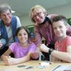 Anlässlich der Fußballweltmeisterschaft führte Eva-Maria Eisele vom Weltladen Karlstadt auf Einladung von Anna Post, der Vorsitzenden der Fairtrade-Steuerungsgruppe Retzstadt, ein Stationenprojekt zum Thema Fußball und Kinderarbeit an der Grundschule Retzstadt durch.