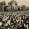Am 1. Mai 1939 entstand dieses Bild am Spitalseeplatz. Im Hintergrund der Saalbau, hier steht jetzt das Theater.
