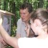 Volker Conrad in seinem Metier, dem Wald. Auf diesem Bild installiert er mit zwei Realschülerinnen die Info-Tafeln für einen Waldlehrpfad. Am vergangenen Mittwoch erlag der beliebte Förster einer schweren Krankheit.