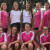 (swt)   Es war ein Kraftakt, der sich am Ende lohnen sollte: Die Jugend 19 des TSV Schonungen stand mit einem Punkt aus vier Spielen am Tabellenende der Korbball-Jugend-19-Bezirksliga. Es folgte dann eine nicht unbedingt alltägliche Serie von zehn Siegen, die zur Bezirksliga-Meisterschaft in der Feldrunde 2018 führte – und zum dritten Titel in Folge. Über diesen Erfolg und den Aufstieg in die Korball-Jugend-19-Landesliga freuen sich (hinten von links) Katharina Schäfer, Michelle Voit, Kathleen Werner, Lorena Brand, Lisa Schmelzer, Lisa-Marie Ludwig, Pauline Mehringer sowie vorne Jaqueline Hand, Johanna Wittmann, Milena Lamm und Jule Landeck. Auf dem Meisterbild fehlen Eva Schmitt, Trainer Julian Friedrich und die Mannschaftsbetreuerin Susanne Stumpf.