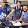 Für das Berichtsheft sollten sich Azubis auch zwischendurch Notizen machen, egal ob auf Block oder Smartphone. Im Bild Ausbildungsberater Roland Maul und die Lehrlinge Marvin Heggemann vom Autohaus Rhein Schweinfurt und Yasin Junid von der Erwin Pfister GmbH & Co. KG aus Schwebheim (von links). Foto Bernd Richter