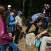 Besondere Aufgabe bei der Wanderung: Die Kinder durften die Grenzsteine reinigen und mit weißer Farbe markieren.