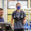 Labortest mit Spirometer an der Würzburger Sport-Uni: Doktorand Peter Düking (links) und ein Teilnehmer seiner Studie auf dem Laufband