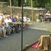 Der Königsberger Burghof diente als Kulisse der Aufführung von „Wahnsinnsweiber“ im Rahmen des „Fränkischen Sommertheaters“. Schauspielerin Clarissa Hopfensitz (rechts) wagte mit ihrem Erstlingswerk den Spagat zwischen Komik und Ernst, Historie und Gegenwart.