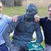 Gruppenbild mit der Bronzestatue von Adi Dassler: der Schweinfurter Sportleiter Björn Schlicke (links) und FC-05-Boss Markus Wolf. Gruppenbild mit der Bronzestatue von Adi Dassler: der Schweinfurter Sportleiter Björn Schlicke (links) und FC-05-Boss Markus Wolf.