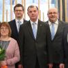 Feierlicher Abschied: (von links) Markus Merz (Vorstandsvorsitzender), Helene Kunzmann, Mathias Gerstner (Bereichsleiter Privatkundenberatung), Reinhold Kunzmann, Stefan Zimmer (Betriebsratsmitglied), Tobias Herzog (Mitglied des Vorstandes).