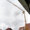 Zuhauf hatten sich die Stare am Freitag um die Mittagszeit auf dem Schwenkarm des für die Arbeiten am und im Alten Rathaus aufgestellten, zwischenzeitlich wieder abgebauten Baukrans niedergelassen. Von hier aus entleerten die Vögel beim Auffliegen mehrfach Darm und Blase. Danach war der gesamte NKD-Parkplatz inklusive der darauf stehenden Autos mit den nach ausgeschiedenen Resten von Holunder- oder ähnlichen Beeren aussehenden Kotflecken übersät. Einer Anwohnerin gelang dieses Bild aus dem Fenster ihrer Wohnung heraus. Repro-Foto Norbert Vollmann