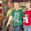 (ej)   Auf spielerische Weise lernten die Vorschulkinder der Johanniter-Kindertagesstätte Unterdürrbach einfache Regeln für den Straßenverkehr. Dazu kamen die Polizisten Elmar Heinrich und Georg Rathß von der Polizeiinspektion Würzburg Ost ins Dürrbachtal und erklärten den Kindern mit Liedern, Erzählungen und Spielen die wichtigsten Regeln für Fußgänger. Besonders wichtig war ein Versprechen: Niemals bei Fremden ins Auto zu steigen.“