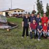 (fcn)   Bereits zum neunten Mal lud die Jugendfeuerwehr Gerchsheim zum Sonnwendfeuer, deswegen pilgerten zahlreiche Besucher zum Gelände zwischen „Alm“ und Kapelle. Abteilungskommandant Anton Kraus lobte die Einsatzbereitschaft des Feuerwehrnachwuchses – derzeit sind es ein Mädchen und 15 Jungen –, während der Vorbereitungen sowie auch bei der Bewirtung der Gäste. „Ich bin stolz auf sie“, meinte er und fügte hinzu, dass die 17-Jährigen schon bei den Übungen der Aktiven mit von der Partie sind. Der Erlös des Sonnwendfeuers kommt vollständig der Jugendabteilung zugute und wird voraussichtlich zur Anschaffung von Überjacken für den Winter sowie einen Ausflug verwendet. Ortsvorsteher Ludwig Albert kritisierte, dass Unbekannte einen Tag zuvor eine große Menge Sperrmüll (darunter einige Türen) nur wenige Meter vom Feuerplatz entfernt illegal abgelagert haben. „Das ist absolut nicht in Ordnung“, sagte er. Das Foto zeigt den Feuerwehrnachwuchs mit Jugendbetreuerin Manuela Brückner (links).
