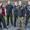 (sas)   Am Samstag, 30. Juni, steigt in Kleinwenkheim das Festival „Comedy Meets Metal“. Laut und lustig soll es zugehen, so Organisator Michael Heppner. Was es so einzigartig macht? Der Erlös kommt einem guten Zweck zugute. Das CMM findet ab elf Uhr statt. Es spielen national und international bekannte Heavy-Metal-Bands wie die Gruppe Hatred, die aus der Region Schweinfurt kommt und inzwischen über die Grenzen Deutschlands hinaus erfolgreich ist. Oder Possessed. Das Besondere an dieser Gruppe ist, dass der Sänger im Rollstuhl sitzt. Die Gruppe aus den USA gilt als Mitbegründerin des Death Metal. Comedians wie der Bembers, mit seinem derben Humor, oder Hubert Werner attackieren am 30. Juni die Lachmuskeln der Besucher. Mehr als 5000 Euro konnten 2010 nbach der ersten Auflage des Festivals gespendet werden. Damals ging das Geld an die Franz-von-Prümmer-Schule. Heuer geht der Erlös an die Lebenshilfe, die Trägerin der Schule und vieler anderer Einrichtungen. „Genial wäre, wenn wir die Summe vom vergangenen Festival verdoppeln könnten“, so Organisator Michael Heppner, der in Premich lebt. Ob dieses Ziel erreicht wird? Heppner ist optimistisch: „Ich denke, das haut hin.“ Weitere Infos zum CMM-Festival auf: www.comedy-meets-metal.com. Eintrittskarten im Vorverkauf gibt es über die Internetseite und im Münnerstädter Schreibwarenladen „Stift und Co“.