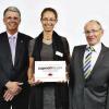 Freude über Preis: Alexandra Graf (Mitte) vom Gymnasium Marktbreit nahm Jugend-forscht-Preis in Köln von Nico Kock (links) und Klaus Eikmeier entgegen.