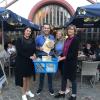 Die ersten Wirte freuten sich am Samstag über die Infopakete. Im Bild der Inhaber des Ratskellers mit Mitgliedern der Fairtrade Steuerungsgruppe (von links): Heidi Pollin, Stavros Platakis, Ellen Berger-Thesen und Anja Baier.