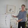 Bei der Auswahl der Bilder für die Kunstausstellung am 23. September: die Schonunger Künstlerin Dr. Dorothee Wittmann-Klemm.