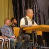 Auf der Zeugen- und Anklagebank bei einer Gerichtsverhandlung um den Angeklagten Otto Mückenfett (Werner Schraut, 2. von rechts) beim Einakter der Laienspielgruppe der DJK Erbshausen-Sulzwiesen. Foto: Irene Konrad Auf der Zeugen- und Anklagebank bei einer Gerichtsverhandlung um den Angeklagten Otto Mückenfett (Werner Schraut, 2. von rechts) beim Einakter der Laienspielgruppe der DJK Erbshausen-Sulzwiesen. Foto: Irene Konrad