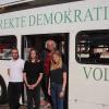 Der Omnibus für direkte Demokratie auf Bundesebene hält zurzeit am Karlstadter Marktplatz. Von links: Christopher Kinnekamp,  Simone Jahnkow, Werner Küpper, Pia Grothuisen.