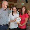 Ausgewählt hat die Rezepte Martina Fleder (rechts), fotografiert hat Helga Dudek, die Zeichnungen und Gestaltung sind von Vera Baumeister (zweite von links). Links der Vorsitzende des Eine-Welt-Vereins Werner Stumpf. Foto: Christian Ammon
