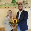Bürgermeister Florian Liening-Ewert begrüßte die neue Heimleiterin des Schullandheims Rappershausen Kerstin Kießner an ihrem ersten Arbeitstag mit einem Blumenstrauß.