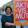 Julia Riegler, Landtagskandidatin der MUT-Partei, mit einem ihrer Wahlslogans. Riegler wohnt erst seit diesem Jahr in Kitzingen. Sie zieht gerade von Etwashausen in die Altstadt um.