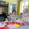 Entspannte Ostkirchenforscher im grünen Steinbachtal: Direktor Thomas Mark Németh, Geschäftsführerin Diplom-Theologin Carolina Lutzka und Stellvertretender Direktor Prof. Christian Hannick.  FOTO stefan römmelt