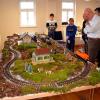 Zahlreiche Besucher zeigten Interesse an der Modellbahnausstellung von Paul Laudenbacher in der Alten Schule in Karbach neben der St.-Vitus-Kirche.