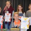 Paul Brückner (sitzend) wird das Franken-Landschulheim beim Regionalentscheid des bundesweiten Vorlesewettbewerbs der 6. Klassen vertreten; hinter ihm (von links): Damla Kiß (6Rb), Johanna Wich-Heiter (6Ra), Emilia Weisensee (6d) und Klara Wolf (6c).