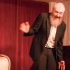Fein nuanciert und facettenreich spielte Markus Grimm Dickens „Ein Weihnachtsmärchen“ als Solostück auf der Bühne des Kleinen Theaterhauses.