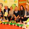 Übergabe der Teilnahme-Urkunde: Das „Jolinchen-Team“ aus dem Kindergarten: (von rechts) Roksana Maleska,  Marion Hager, Sonja Kolbert, Kathrin Hümmer, zusammen mit den Verantwortlichen der AOK Ulrike Jaques (Ernährungsberaterin) und Leo Weber.  Die Gesamtleiterin der Wiesentheider Einrichtung Ulrike Schwanfelder (links) freut sich über so viel gesundes Bewusstsein im Team.