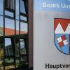 Hauptsitz des Bezirks Unterfranken im Würzburger Frauenland: Vor der konstituierenden Sitzung des neugewählten Bezirkstags an diesem Dienstag gibt es Ärger.