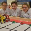 Der Lego-Roboter sammelt die „Früchtchen“ ein und sortiert sie in ihre Kategorie. Jakob, Marc Jannis und Marlene (von links) freuen sich auf die World Robotic Olympiade in Thailand.