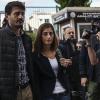 Mesale Tolu und ihr Mann Suat Corlu beim Verlassen des Gerichtsgebäudes in Istanbul.