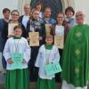 Bei einem festlichen Gottesdienst wurden in der Schönauer Kuratiekirche St. Laurentius von Pfarrer Manfred Endres zwei neue Ministranten zum Dienst bei den Gottesdiensten in ihren neuen Wirkungskreis eingeführt. Gleichzeitig wurden sechs Ministrantinnen von der Betreuerin der Ministranten Carola Wappes mit Dankesurkunden verabschiedet. Nunmehr versehen in der Schönauer Kirche insgesamt 22 Minus ihren verantwortungsvollen Dienst. Vorne die beiden Neuen Hannah Märkert und Nils Söder. Hinten von links die ausgeschiedenen Ministrantinnen : Katja Rahm (Betreuerin), Lea Beck, Lina Rahm, Regina Rahm, Katja Kleinhenz (Betreuerin), Eva Maria Zoll, Emma Friedel, Carola Wappes (Betreuerin, Pfarrer Manfred Endres. Nicht mit auf dem Bild Anna Maria Kohl.