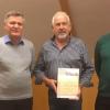 Vorsitzender Bernhard Laudenbacher (links) und sein Stellvertreter Martin Henke (rechts) beglückwünschten das neue Ehrenmitglied Alfons Kohlhepp und dankte für die bisherige Treue zum Gesangverein Liederkranz Wüstenzell. 