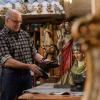Restaurator und Kunstschreiner Norbert Schaller spricht in seiner Werkstatt in Oberdürrbach über sein Handwerk. Er restauriert unter anderem sakrale Gipsfiguren.