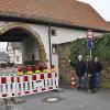 Stark beschädigt wurde am Zweiten Weihnachtstag kurz nach 23 Uhr das historische Schmiedstor in Großeibstadt. Mitglieder des Gemeinderates und des Bauhofs mit Bürgermeister Emil Sebald sahen sich den Schaden am Donnerstagmorgen an.